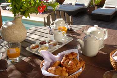 Petit djeuner au bord de la piscine